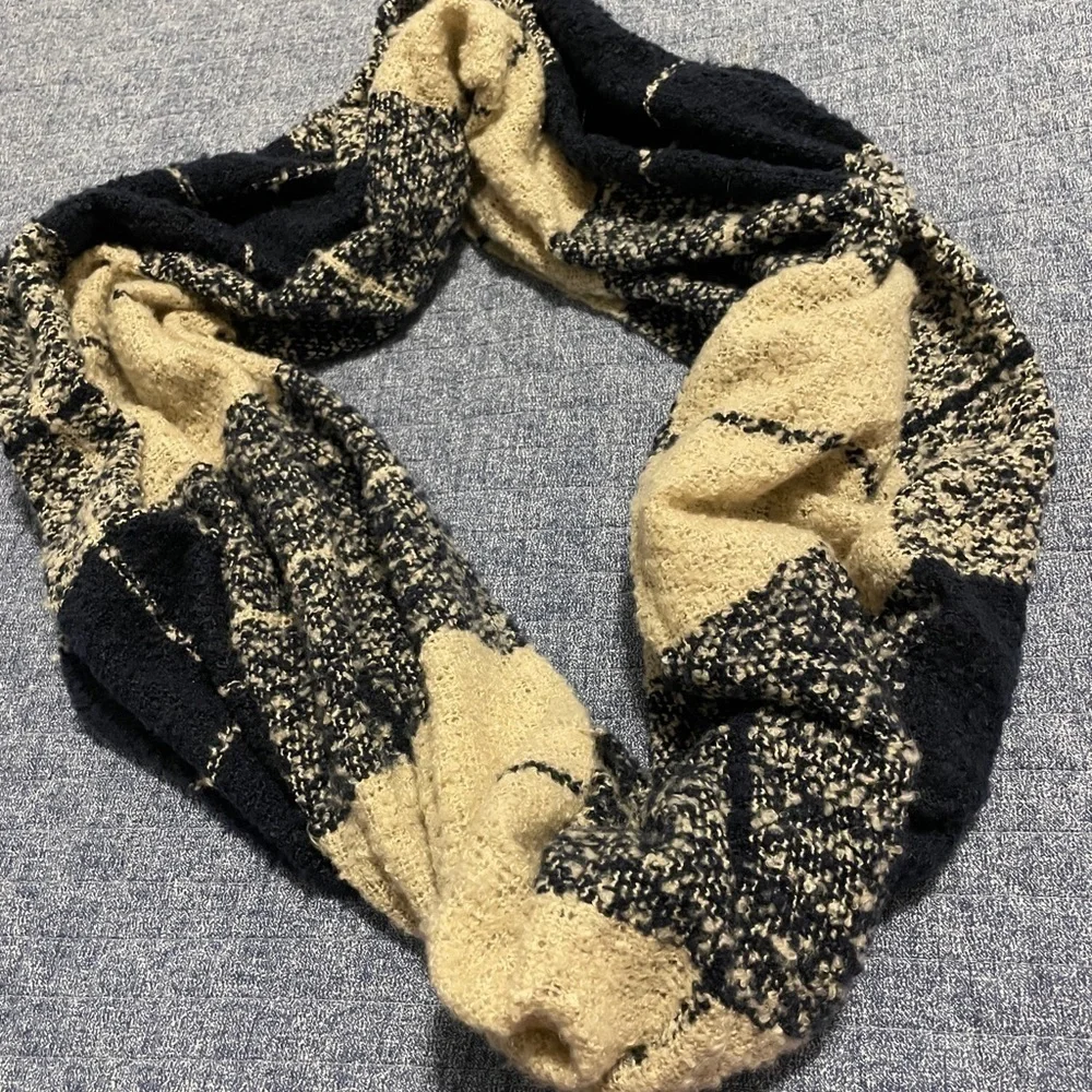 Scarf. Blue and cream color.